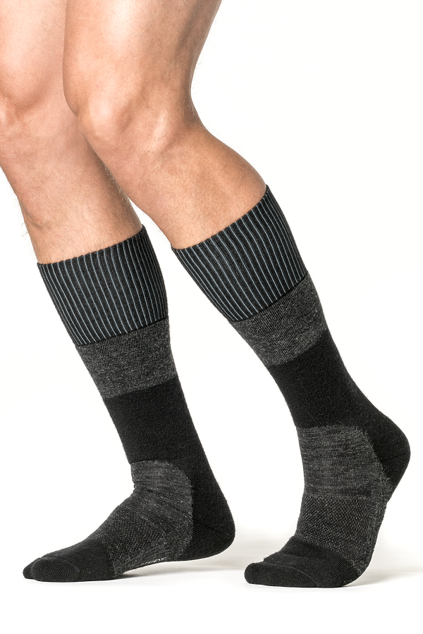 Tjock strumpa med knähögt skaft i mörkblå och ljusblå. Namn på produkten Socks Skilled Knee-High 400