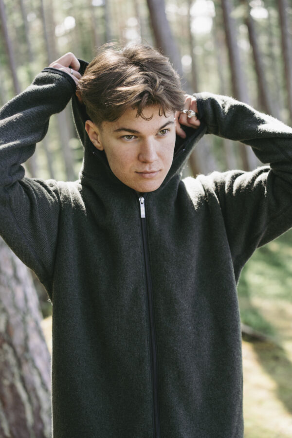 Full Zip Hood Jacket in Ullfrotté Original with recycled yarn. A unisex jacket in Ullfrotté Original with recycled yarn. The Full Zip Hood Jacket works both as an everyday garment and as a mid-layer.