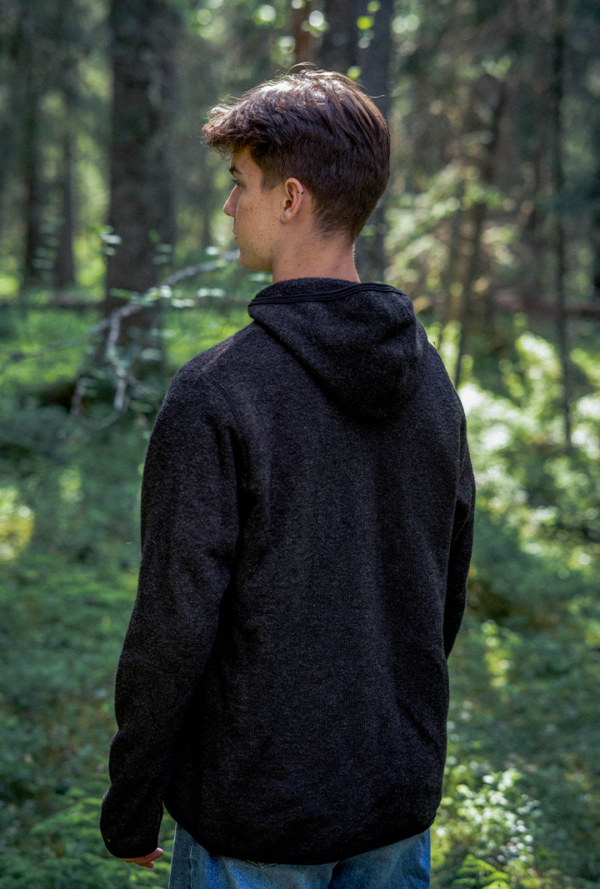 Full Zip Hood Jacket in Ullfrotté Original with recycled yarn. A unisex jacket in Ullfrotté Original with recycled yarn. The Full Zip Hood Jacket works both as an everyday garment and as a mid-layer.