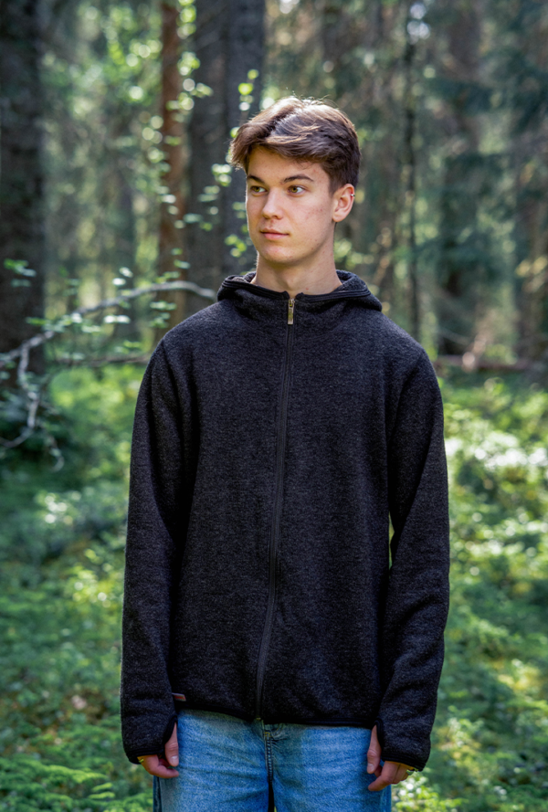 Full Zip Hood Jacket in Ullfrotté Original with recycled yarn. A unisex jacket in Ullfrotté Original with recycled yarn. The Full Zip Hood Jacket works both as an everyday garment and as a mid-layer.