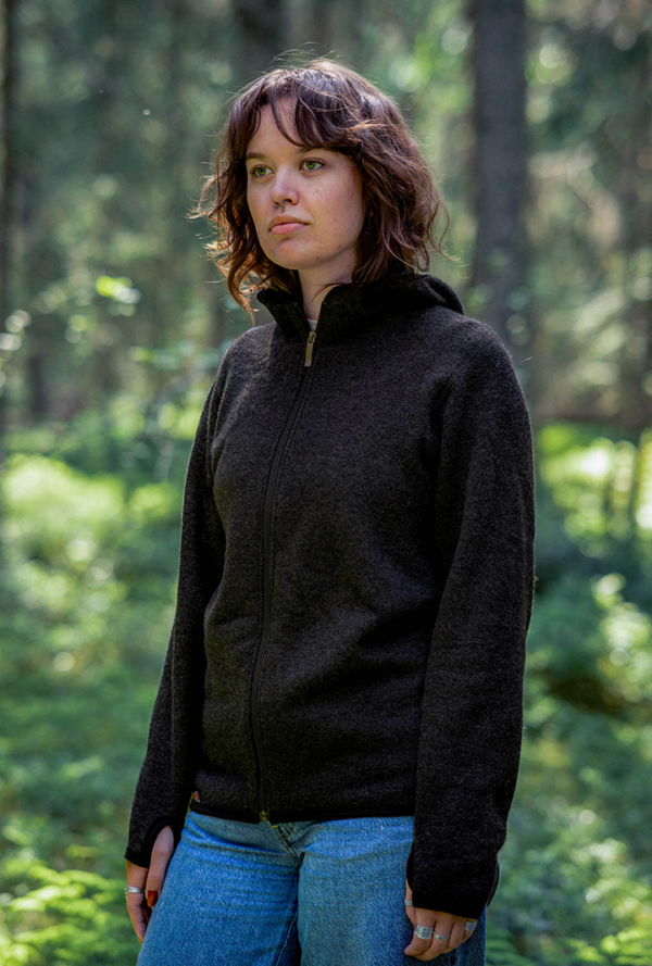 Full Zip Hood Jacket in Ullfrotté Original with recycled yarn. A unisex jacket in Ullfrotté Original with recycled yarn. The Full Zip Hood Jacket works both as an everyday garment and as a mid-layer.