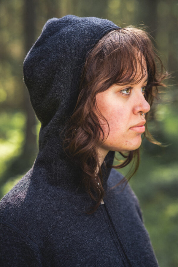 Full Zip Hood Jacket in Ullfrotté Original with recycled yarn. A unisex jacket in Ullfrotté Original with recycled yarn. The Full Zip Hood Jacket works both as an everyday garment and as a mid-layer.