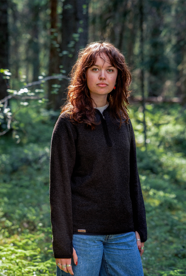 Half Zip Crewneck in Ullfrotté Original with recycled yarn. A functional and durable sweater for everyday wear and activity.
