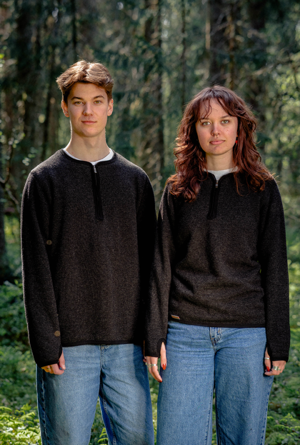 Half Zip Crewneck in Ullfrotté Original with recycled yarn. A functional and durable sweater for everyday wear and activity.
